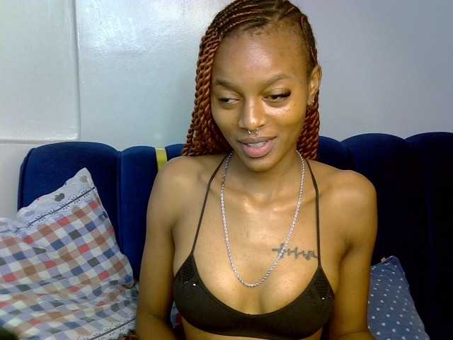 PrettyNoirr live cam on BongaCams