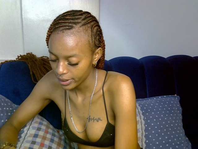 PrettyNoirr, live now on BongaCams
