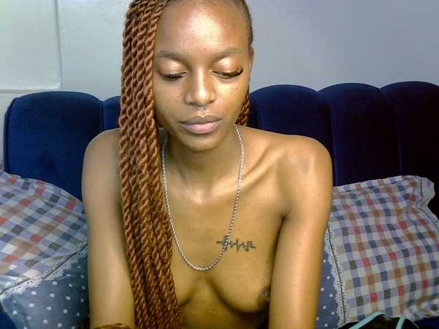 PrettyNoirr live cam on BongaCams