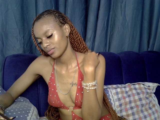 PrettyNoirr live cam on BongaCams
