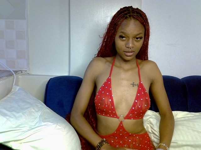 PrettyNoirr live cam on BongaCams