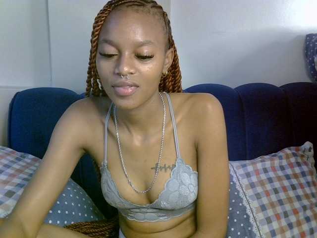 PrettyNoirr live cam on BongaCams