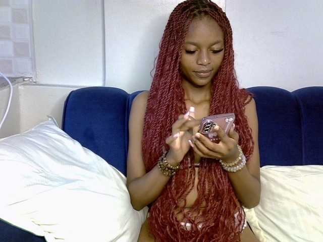PrettyNoirr live cam on BongaCams