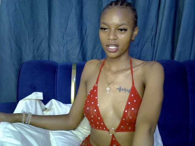 PrettyNoirr live cam on BongaCams