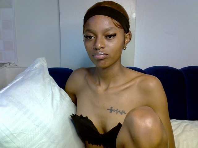 PrettyNoirr live cam on BongaCams