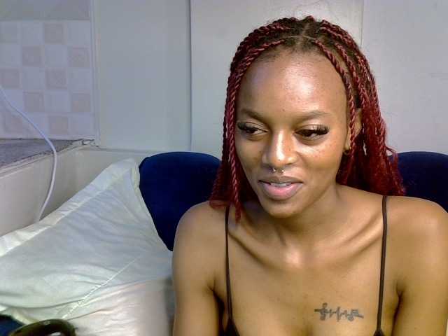 PrettyNoirr live cam on BongaCams