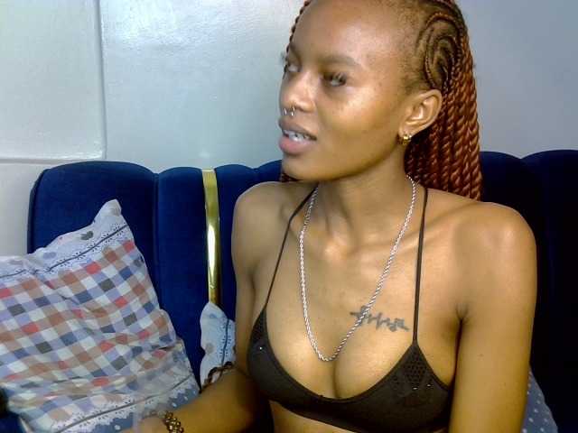 PrettyNoirr live cam on BongaCams