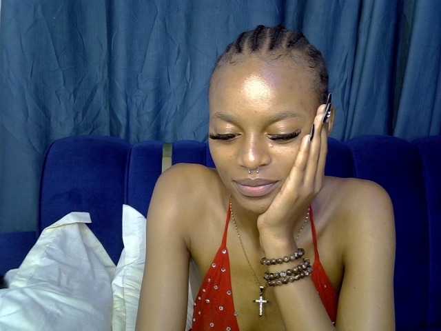 PrettyNoirr live cam on BongaCams