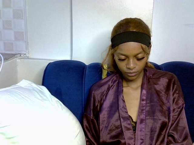 PrettyNoirr live cam on BongaCams