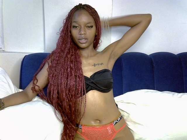 PrettyNoirr live cam on BongaCams