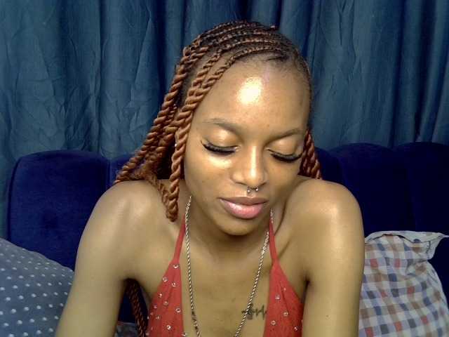 PrettyNoirr live cam on BongaCams