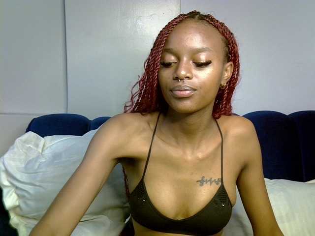 PrettyNoirr live cam on BongaCams