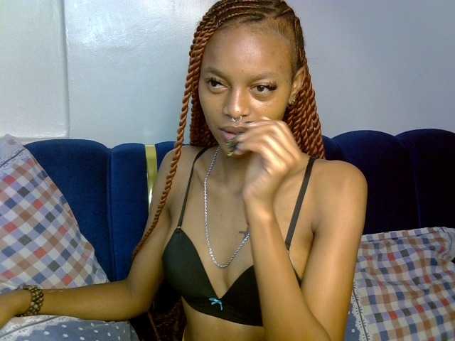 PrettyNoirr live cam on BongaCams
