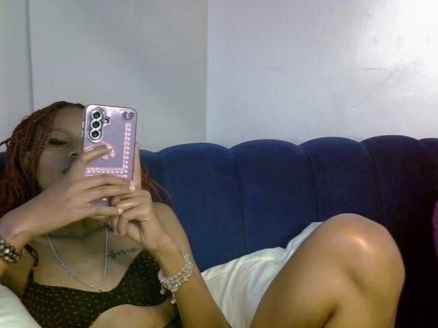 PrettyNoirr live cam on BongaCams