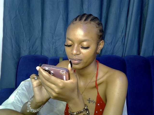 PrettyNoirr live cam on BongaCams