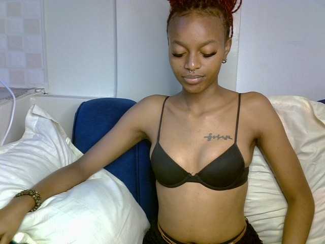 PrettyNoirr live cam on BongaCams