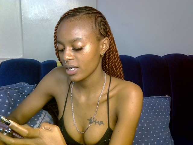 PrettyNoirr live cam on BongaCams