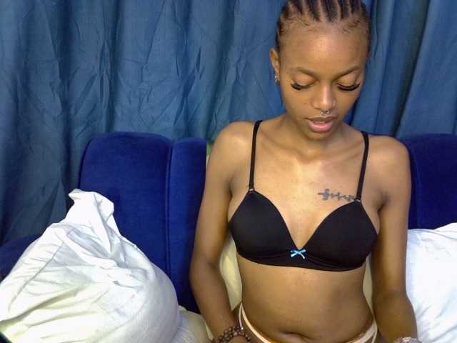 PrettyNoirr live cam on BongaCams