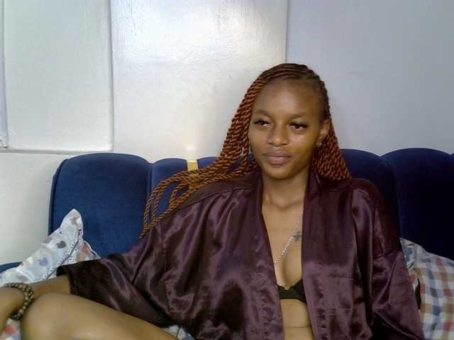 PrettyNoirr live cam on BongaCams