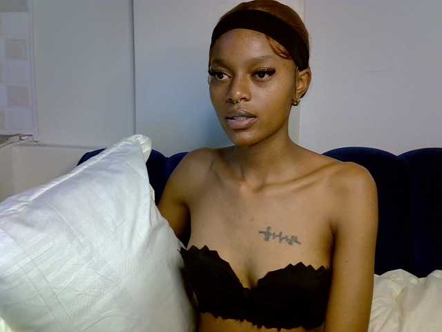 PrettyNoirr live cam on BongaCams