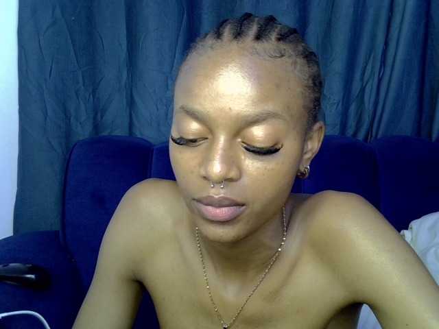 PrettyNoirr live cam on BongaCams