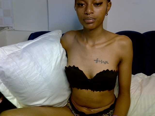 PrettyNoirr live cam on BongaCams