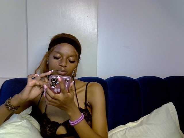 PrettyNoirr live cam on BongaCams