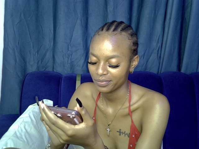 PrettyNoirr live cam on BongaCams