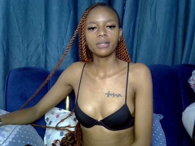 PrettyNoirr live cam on BongaCams