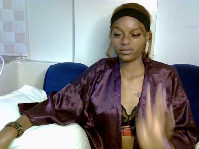 PrettyNoirr live cam on BongaCams