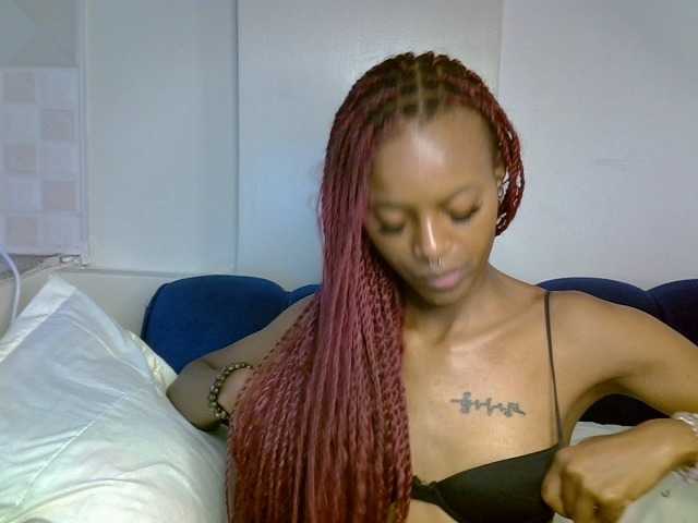 PrettyNoirr live cam on BongaCams