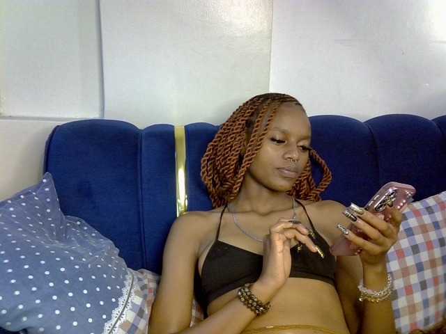 PrettyNoirr live cam on BongaCams