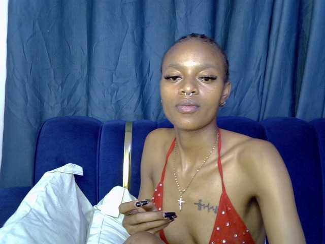 PrettyNoirr live cam on BongaCams