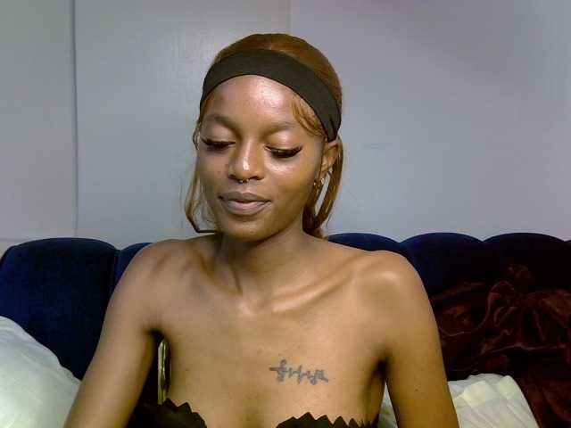 PrettyNoirr live cam on BongaCams