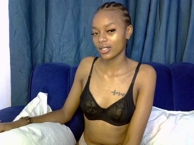 PrettyNoirr live cam on BongaCams