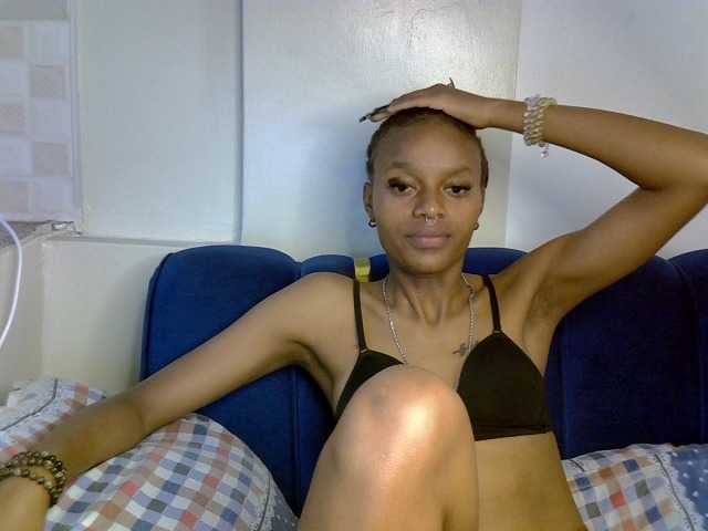 PrettyNoirr live cam on BongaCams