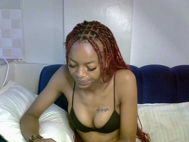 PrettyNoirr live cam on BongaCams