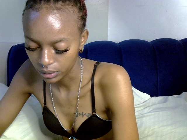 PrettyNoirr — live female cam