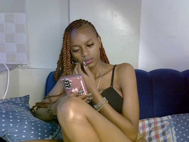 PrettyNoirr live cam on BongaCams