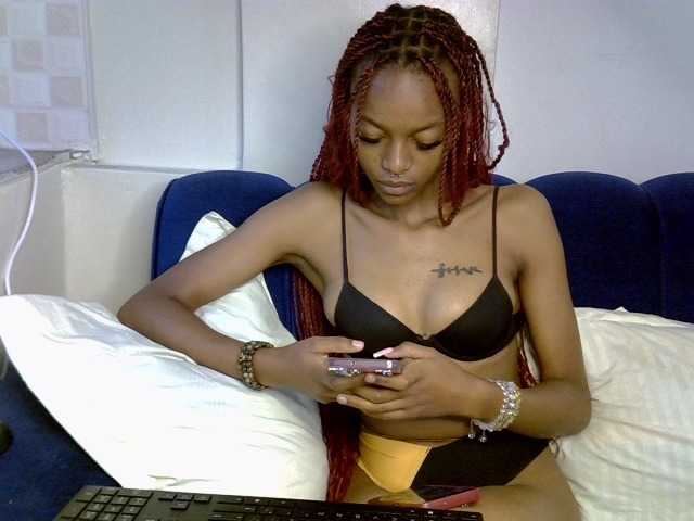 PrettyNoirr live cam on BongaCams
