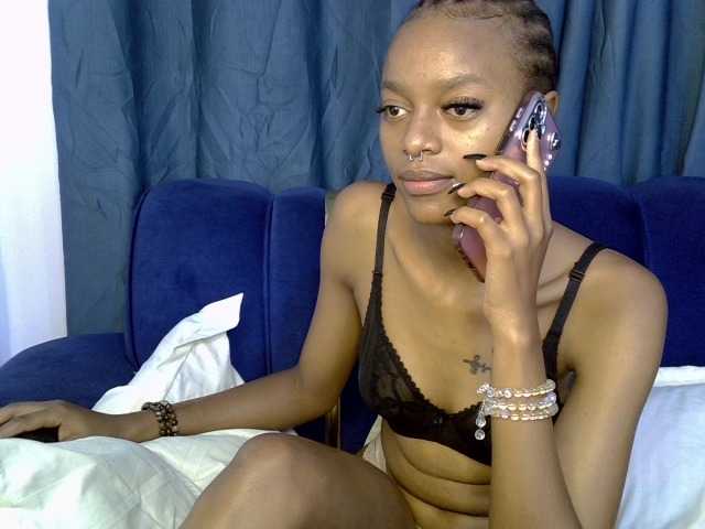 PrettyNoirr live cam on BongaCams