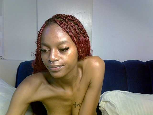 PrettyNoirr live cam on BongaCams