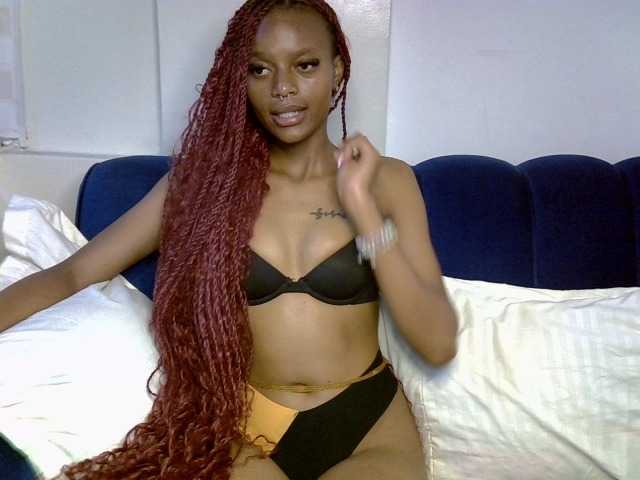 PrettyNoirr live cam on BongaCams