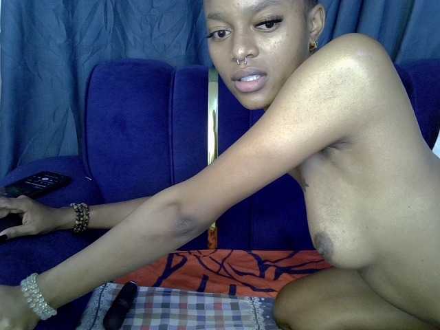 PrettyNoirr live cam on BongaCams