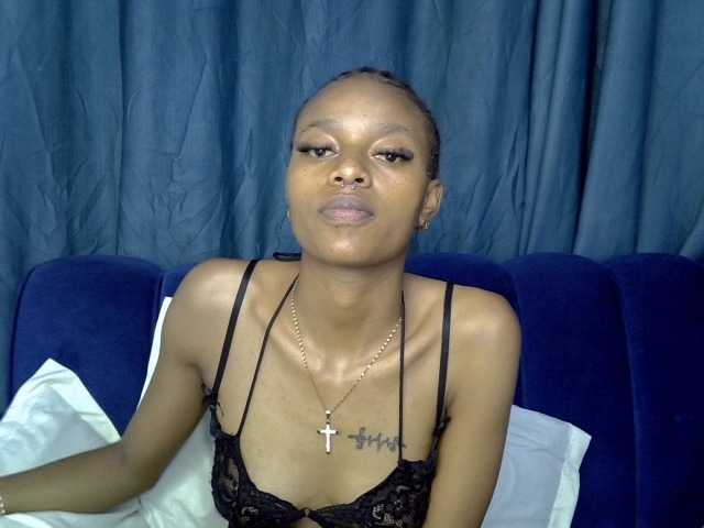 PrettyNoirr live cam on BongaCams