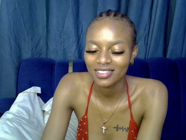 PrettyNoirr live cam on BongaCams