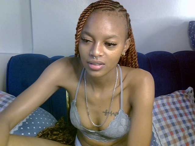 PrettyNoirr live cam on BongaCams