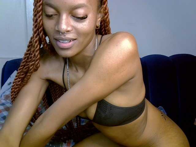 PrettyNoirr live cam on BongaCams