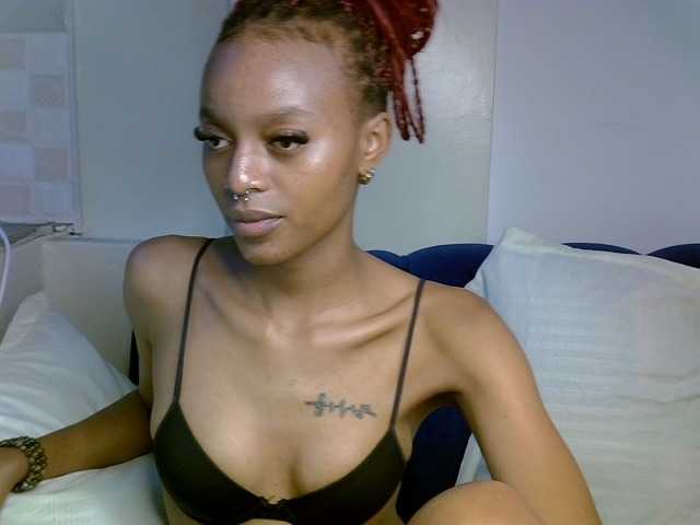 PrettyNoirr live cam on BongaCams