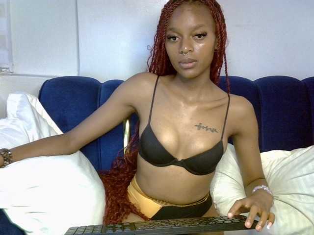 PrettyNoirr live cam on BongaCams
